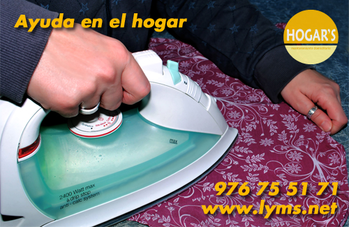 Empleada del hogar planchando Empleada del hogar planchando