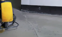 Limpieza mecanizada de suelos de garaje