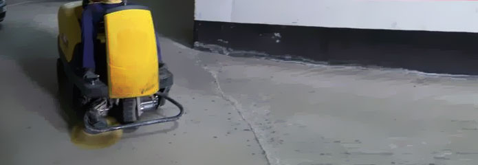 Limpieza mecanizada de suelos de garaje