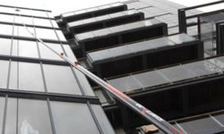 Limpiar los cristales de un edificio de manera profesional