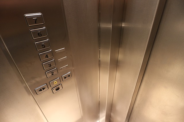 Limpieza de un ascensor en comunidades de propietarios