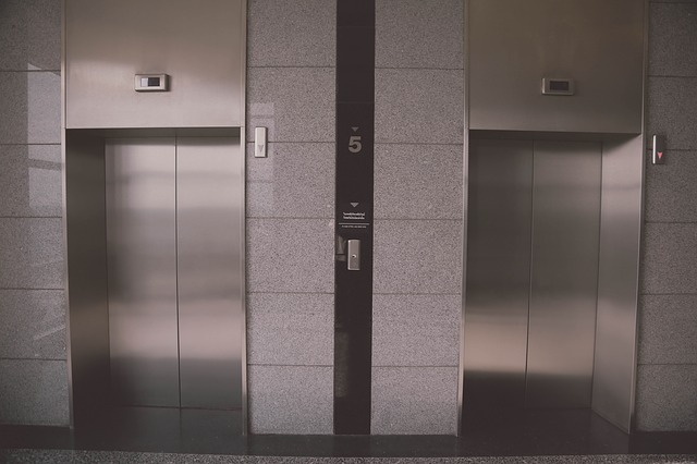 Limpieza de un ascensor en una comunidad