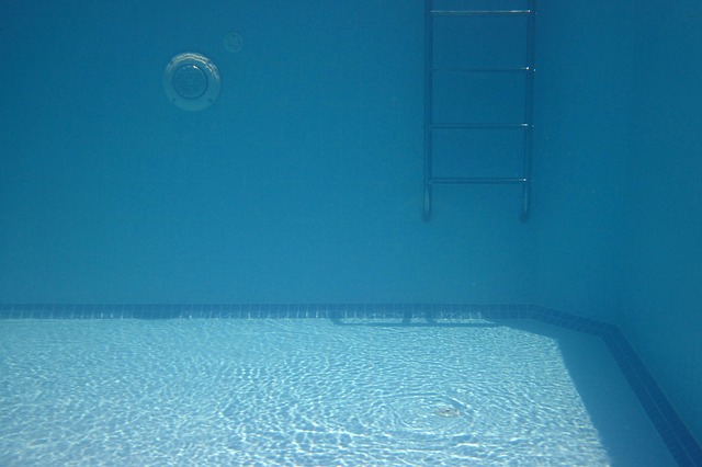 Cómo limpiar una piscina vacía